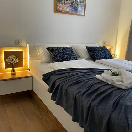 Mali Raj Apartment *